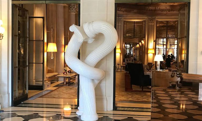 hotel le meurice paris dengan sentuhan seni megah